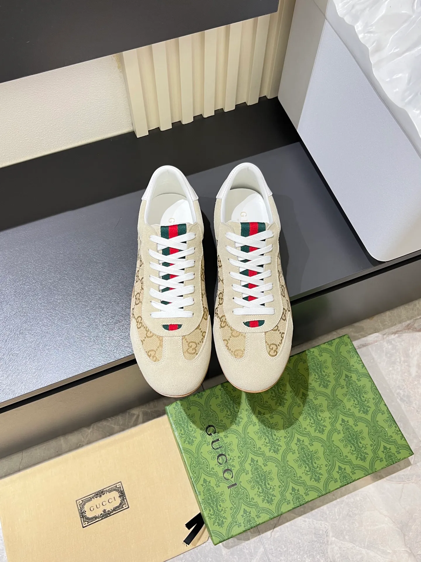 Men's shoes 💰p400 Gucci Shift series sports shoes, featuring lightweight thin sole design, suede + canvas + technical fabric splicing, perfect texture! The tongue and heel have red and green webbing, which is highly recognizable✨. The classic brown + off-white color scheme is retro and modern. The shell-toe shoe shape makes the feet smaller. It is perfect for daily wear or skirts and trousers. The upper fabric + elastic heel is easy to put on and take off, and the wrapping feeling is comfortable. It can be used for commuting and leisure. It has become one of Demna Gvasalia’s hottest items after taking over🔥. size: 38-45!
